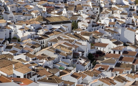 El Gastor village is 4 km away